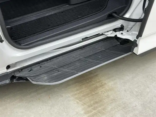 トヨタ ノア ハイブリッド S－Z 岡山県 2024(令6)年 0.9万km ホワイトパールクリスタルシャイン ワンオーナー/パノラミックビューモニター/ユニバーサルステップ/デジタルインナーミラー/ブラインドスポットモニター/ヘッドアップディスプレイ/ビルトインETC2.0/純正7インチディスプレイオーディオ/DVD/CD/地デジ/カープレイ/USB/トヨタセーフティセンス/前後ドラレコ/コーナーセンサー/シートヒーター/ハーフレザーシート（合皮）/両側パワースライドドア/オートハイビーム/レーダークルーズコントロール/AC100V/純正フロアマット