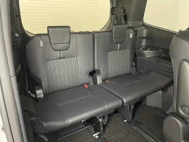 トヨタ ノア ハイブリッド S－Z 岡山県 2024(令6)年 0.9万km ホワイトパールクリスタルシャイン ワンオーナー/パノラミックビューモニター/ユニバーサルステップ/デジタルインナーミラー/ブラインドスポットモニター/ヘッドアップディスプレイ/ビルトインETC2.0/純正7インチディスプレイオーディオ/DVD/CD/地デジ/カープレイ/USB/トヨタセーフティセンス/前後ドラレコ/コーナーセンサー/シートヒーター/ハーフレザーシート（合皮）/両側パワースライドドア/オートハイビーム/レーダークルーズコントロール/AC100V/純正フロアマット