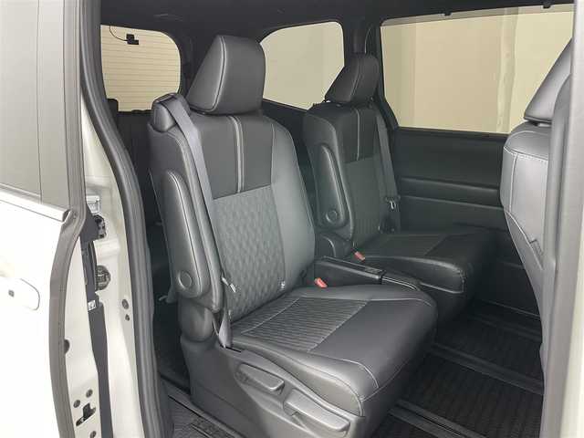 トヨタ ノア ハイブリッド S－Z 岡山県 2024(令6)年 0.9万km ホワイトパールクリスタルシャイン ワンオーナー/パノラミックビューモニター/ユニバーサルステップ/デジタルインナーミラー/ブラインドスポットモニター/ヘッドアップディスプレイ/ビルトインETC2.0/純正7インチディスプレイオーディオ/DVD/CD/地デジ/カープレイ/USB/トヨタセーフティセンス/前後ドラレコ/コーナーセンサー/シートヒーター/ハーフレザーシート（合皮）/両側パワースライドドア/オートハイビーム/レーダークルーズコントロール/AC100V/純正フロアマット