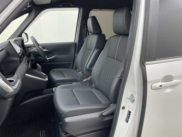 トヨタ ノア ハイブリッド S－Z 岡山県 2024(令6)年 0.9万km ホワイトパールクリスタルシャイン ワンオーナー/パノラミックビューモニター/ユニバーサルステップ/デジタルインナーミラー/ブラインドスポットモニター/ヘッドアップディスプレイ/ビルトインETC2.0/純正7インチディスプレイオーディオ/DVD/CD/地デジ/カープレイ/USB/トヨタセーフティセンス/前後ドラレコ/コーナーセンサー/シートヒーター/ハーフレザーシート（合皮）/両側パワースライドドア/オートハイビーム/レーダークルーズコントロール/AC100V/純正フロアマット