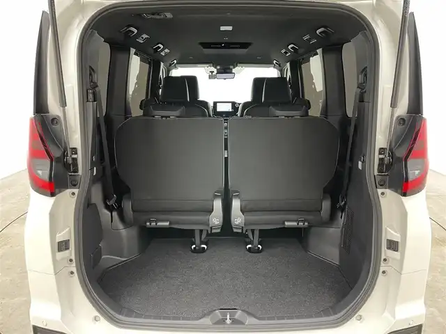 トヨタ ノア ハイブリッド S－Z 岡山県 2024(令6)年 0.9万km ホワイトパールクリスタルシャイン ワンオーナー/パノラミックビューモニター/ユニバーサルステップ/デジタルインナーミラー/ブラインドスポットモニター/ヘッドアップディスプレイ/ビルトインETC2.0/純正7インチディスプレイオーディオ/DVD/CD/地デジ/カープレイ/USB/トヨタセーフティセンス/前後ドラレコ/コーナーセンサー/シートヒーター/ハーフレザーシート（合皮）/両側パワースライドドア/オートハイビーム/レーダークルーズコントロール/AC100V/純正フロアマット