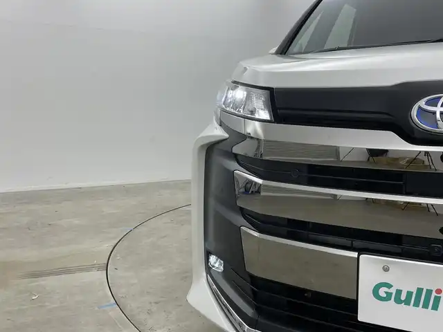 トヨタ ノア ハイブリッド S－Z 岡山県 2024(令6)年 0.9万km ホワイトパールクリスタルシャイン ワンオーナー/パノラミックビューモニター/ユニバーサルステップ/デジタルインナーミラー/ブラインドスポットモニター/ヘッドアップディスプレイ/ビルトインETC2.0/純正7インチディスプレイオーディオ/DVD/CD/地デジ/カープレイ/USB/トヨタセーフティセンス/前後ドラレコ/コーナーセンサー/シートヒーター/ハーフレザーシート（合皮）/両側パワースライドドア/オートハイビーム/レーダークルーズコントロール/AC100V/純正フロアマット