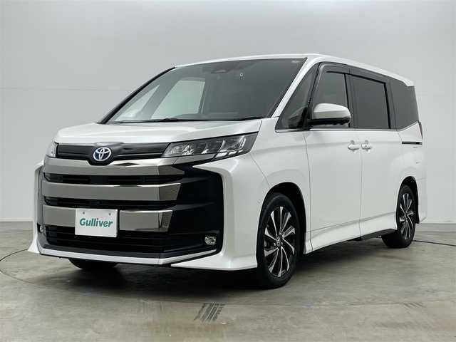 トヨタ ノア ハイブリッド S－Z 岡山県 2024(令6)年 0.9万km ホワイトパールクリスタルシャイン ワンオーナー/パノラミックビューモニター/ユニバーサルステップ/デジタルインナーミラー/ブラインドスポットモニター/ヘッドアップディスプレイ/ビルトインETC2.0/純正7インチディスプレイオーディオ/DVD/CD/地デジ/カープレイ/USB/トヨタセーフティセンス/前後ドラレコ/コーナーセンサー/シートヒーター/ハーフレザーシート（合皮）/両側パワースライドドア/オートハイビーム/レーダークルーズコントロール/AC100V/純正フロアマット