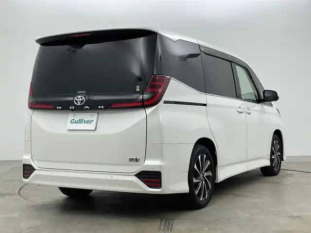 トヨタ ノア ハイブリッド S－Z 岡山県 2024(令6)年 0.9万km ホワイトパールクリスタルシャイン ワンオーナー/パノラミックビューモニター/ユニバーサルステップ/デジタルインナーミラー/ブラインドスポットモニター/ヘッドアップディスプレイ/ビルトインETC2.0/純正7インチディスプレイオーディオ/DVD/CD/地デジ/カープレイ/USB/トヨタセーフティセンス/前後ドラレコ/コーナーセンサー/シートヒーター/ハーフレザーシート（合皮）/両側パワースライドドア/オートハイビーム/レーダークルーズコントロール/AC100V/純正フロアマット