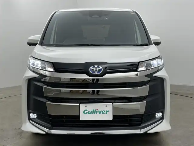 トヨタ ノア ハイブリッド S－Z 岡山県 2024(令6)年 0.9万km ホワイトパールクリスタルシャイン ワンオーナー/パノラミックビューモニター/ユニバーサルステップ/デジタルインナーミラー/ブラインドスポットモニター/ヘッドアップディスプレイ/ビルトインETC2.0/純正7インチディスプレイオーディオ/DVD/CD/地デジ/カープレイ/USB/トヨタセーフティセンス/前後ドラレコ/コーナーセンサー/シートヒーター/ハーフレザーシート（合皮）/両側パワースライドドア/オートハイビーム/レーダークルーズコントロール/AC100V/純正フロアマット