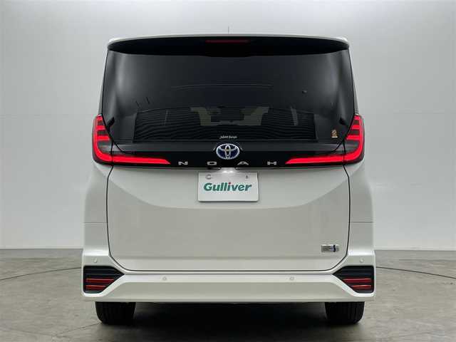 トヨタ ノア ハイブリッド S－Z 岡山県 2024(令6)年 0.9万km ホワイトパールクリスタルシャイン ワンオーナー/パノラミックビューモニター/ユニバーサルステップ/デジタルインナーミラー/ブラインドスポットモニター/ヘッドアップディスプレイ/ビルトインETC2.0/純正7インチディスプレイオーディオ/DVD/CD/地デジ/カープレイ/USB/トヨタセーフティセンス/前後ドラレコ/コーナーセンサー/シートヒーター/ハーフレザーシート（合皮）/両側パワースライドドア/オートハイビーム/レーダークルーズコントロール/AC100V/純正フロアマット