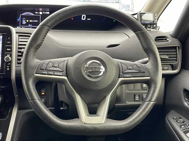 日産 セレナ e－パワー ハイウェイスター V 宮城県 2019(令1)年 6万km ダイヤモンドブラック 純正９型ナビ　/フリップダウンモニター　/アラウンドビューモニター　/両側オートスライドドア/ハンズフリーオートスライドドア　/シートヒーター　/ステアリングヒーター/エマージェンシーブレーキ　/車線逸脱警報　/クルーズコントロール　/ＬＥＤヘッドライト/フォグランプ/フルセグTV/Bluetoothオーディオ　/前後ドライブレコーダー/禁煙車