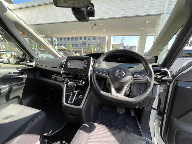 日産 セレナ ハイウェイスター Vセレクション 岡山県 2019(平31)年 4.4万km ブリリアントホワイトパール 登録時走行距離43890キロ/純正SDナビ/AM/FM/Bluetooth/TV/SD/DISC/純正フリップダウンモニター/アラウンドビューモニター/パーキングアシスト/コーナーセンサー/エマージェンシーブレーキ/クルーズコントロール/アイドリングストップ/前後ドライブレコーダー/両側パワースライドドア/LEDヘッドライト/純正16インチAW/プッシュスタート/スマートキー/ETC