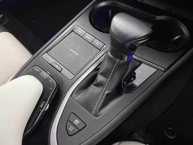 レクサス ＵＸ 250h Fスポーツ 栃木県 2020(令2)年 2.5万km テレーンカーキマイカM ワンオーナー/純正ナビ/AM FM CD USB AUX SD BT Miracast フルセグTV /セーフティシステムプラス/・衝突軽減ブレーキ/・レーンアシスト/・オートマチックハイビーム/・レーダークルーズコントロール/ETC2.0/全周囲カメラ/ドライブレコーダー/電動リアゲート/クリアランスソナー/ブラインドスポットモニター/電子パーキングブレーキ/オートホールド/置くだけ充電/シートヒーター/ステアリングヒーター/パワーシート/LEDヘッドライト/純正アルミホイール/純正フロアマット
