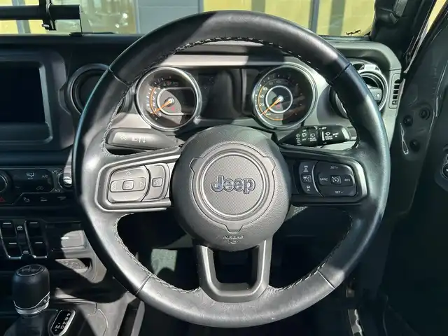 クライスラー・ジープ ジープ ラングラー アンリミテッド ウィリス 石川県 2021(令3)年 6.2万km グレー 4WD/ディスプレイオーディオ/Bluetooth・AM/FM・USB・AUX/車外カメラ（バック・フロント・サイド）/ETC/前後ドライブレコーダー/アダプティブクルーズコントロール/パーキングアシスト/アイドリングストップ/アンチロック・ブレーキ・システム/衝突被害軽減システム/横滑り防止装置/前後コーナーセンサー/センターデフロック/盗難防止装置/ダウンヒルアシストコントロール/エアバッグ（W+サイド）/純正アルミホイール/純正フロアマット/LEDヘッドライト/スマートキー/プッシュスタート