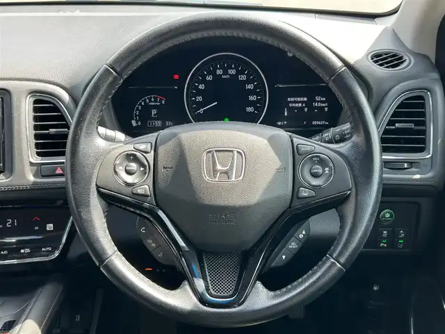 ホンダ ヴェゼル X ホンダセンシング 静岡県 2018(平30)年 6万km プラチナホワイトパール 純正メモリナビ（BT接続、CDチェンジャー、フルセグTV）/バックカメラ/クルーズコントロール（追従走行：有）/ドライブレコーダー/純正フロアマット/純正アルミホイール/D＋N席シートヒーター/スマートキー（スペアキー：1本）/ETC/USB入力端子/ABS/横滑り防止装置/コーナーセンサー/レーンキープアシスト/オートライト/LEDヘッドライト/W＋サイドエアバッグ/カーテンエアバッグ/衝突軽減システム