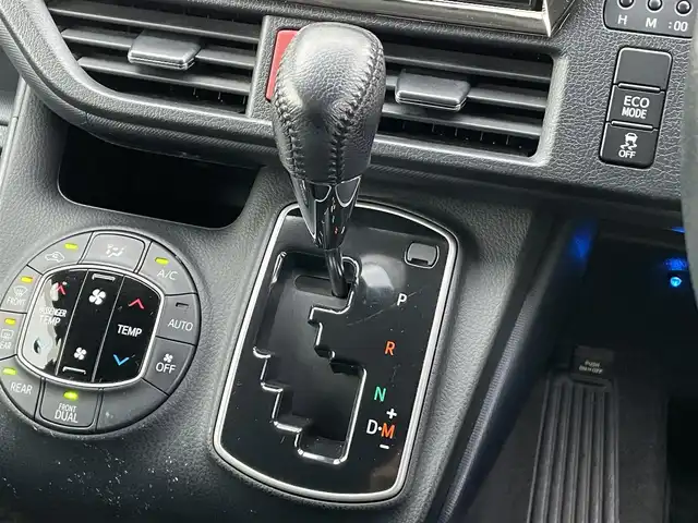 トヨタ ヴォクシー ZS 煌 香川県 2015(平27)年 8.9万km ブラック 禁煙車　/アルパインナビ【EX10】/(Bluetooth/FM/AM/DVD)/フルセグＴＶ　/アルパイン１０１型フリップダウンモニター　/バックカメラ　/両側電動スライドドア　/ＬＥＤライト　/フォグライト/オートライト/革巻きステアリング/ステアリングリモコン/純正１６インチアルミホイール　/純正フロアマット　/レーダー探知機【AR252GA】/ETC　/スマートキー/プッシュスタート　/ISOFIX