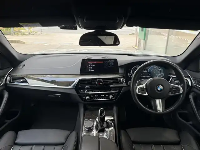 ＢＭＷ ５３０ｅ Mスポーツアイパフォーマンス 愛知県 2019(令1)年 4.8万km アルピンホワイトⅢ /禁煙車//R2-6年ディーラー記録簿//メーカーナビ//AM/FM/CD/DVD/USB/BT/フルセグ//Screem Mirroring//アラウンドビューモニター//ミラー一体型ETC//前後ドラレコ//インテリジェントセーフティ//車線逸脱警告//車線変更警告//側面衝突警告//速度警告//注意喚起アシスト//PDC//アクティブPDC緊急ブレーキ//交差点警告//ACC//速度リミッター//オートLEDライト//フォグランプ(F/R)//黒革シート//前席パワーシート//D席メモリシート//全席シートヒーター//前席ランバーサポート//本革巻きステアリング//ステアリングリモコン//パドルシフト//電動格納ウィンカーミラー//パワーバックドア//MT付きAT//電動パーキングブレーキ//AUTO HOLD//横滑り防止装置//eDRIVE//SPORT/COMFORT/ECO PROモード//プッシュスタート//スマートキー//スペアキー//純正フロアマット//保証書//取扱説明書