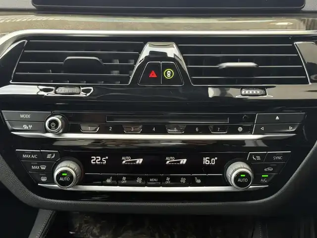 ＢＭＷ ５３０ｅ Mスポーツアイパフォーマンス 愛知県 2019(令1)年 4.8万km アルピンホワイトⅢ /禁煙車//R2-6年ディーラー記録簿//メーカーナビ//AM/FM/CD/DVD/USB/BT/フルセグ//Screem Mirroring//アラウンドビューモニター//ミラー一体型ETC//前後ドラレコ//インテリジェントセーフティ//車線逸脱警告//車線変更警告//側面衝突警告//速度警告//注意喚起アシスト//PDC//アクティブPDC緊急ブレーキ//交差点警告//ACC//速度リミッター//オートLEDライト//フォグランプ(F/R)//黒革シート//前席パワーシート//D席メモリシート//全席シートヒーター//前席ランバーサポート//本革巻きステアリング//ステアリングリモコン//パドルシフト//電動格納ウィンカーミラー//パワーバックドア//MT付きAT//電動パーキングブレーキ//AUTO HOLD//横滑り防止装置//eDRIVE//SPORT/COMFORT/ECO PROモード//プッシュスタート//スマートキー//スペアキー//純正フロアマット//保証書//取扱説明書