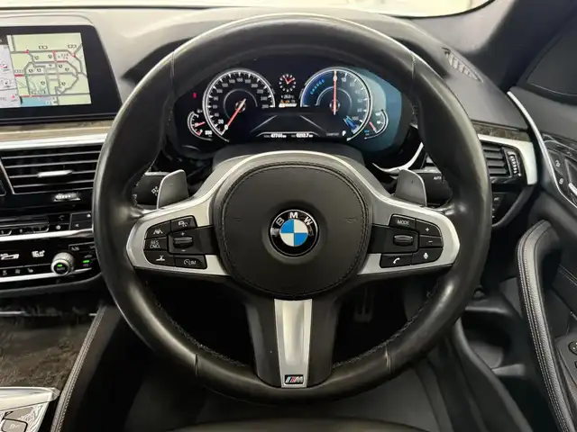 ＢＭＷ ５３０ｅ Mスポーツアイパフォーマンス 愛知県 2019(令1)年 4.8万km アルピンホワイトⅢ /禁煙車//R2-6年ディーラー記録簿//メーカーナビ//AM/FM/CD/DVD/USB/BT/フルセグ//Screem Mirroring//アラウンドビューモニター//ミラー一体型ETC//前後ドラレコ//インテリジェントセーフティ//車線逸脱警告//車線変更警告//側面衝突警告//速度警告//注意喚起アシスト//PDC//アクティブPDC緊急ブレーキ//交差点警告//ACC//速度リミッター//オートLEDライト//フォグランプ(F/R)//黒革シート//前席パワーシート//D席メモリシート//全席シートヒーター//前席ランバーサポート//本革巻きステアリング//ステアリングリモコン//パドルシフト//電動格納ウィンカーミラー//パワーバックドア//MT付きAT//電動パーキングブレーキ//AUTO HOLD//横滑り防止装置//eDRIVE//SPORT/COMFORT/ECO PROモード//プッシュスタート//スマートキー//スペアキー//純正フロアマット//保証書//取扱説明書