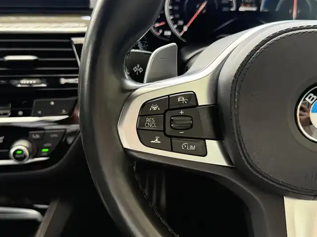 ＢＭＷ ５３０ｅ Mスポーツアイパフォーマンス 愛知県 2019(令1)年 4.8万km アルピンホワイトⅢ /禁煙車//R2-6年ディーラー記録簿//メーカーナビ//AM/FM/CD/DVD/USB/BT/フルセグ//Screem Mirroring//アラウンドビューモニター//ミラー一体型ETC//前後ドラレコ//インテリジェントセーフティ//車線逸脱警告//車線変更警告//側面衝突警告//速度警告//注意喚起アシスト//PDC//アクティブPDC緊急ブレーキ//交差点警告//ACC//速度リミッター//オートLEDライト//フォグランプ(F/R)//黒革シート//前席パワーシート//D席メモリシート//全席シートヒーター//前席ランバーサポート//本革巻きステアリング//ステアリングリモコン//パドルシフト//電動格納ウィンカーミラー//パワーバックドア//MT付きAT//電動パーキングブレーキ//AUTO HOLD//横滑り防止装置//eDRIVE//SPORT/COMFORT/ECO PROモード//プッシュスタート//スマートキー//スペアキー//純正フロアマット//保証書//取扱説明書