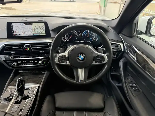 ＢＭＷ ５３０ｅ Mスポーツアイパフォーマンス 愛知県 2019(令1)年 4.8万km アルピンホワイトⅢ /禁煙車//R2-6年ディーラー記録簿//メーカーナビ//AM/FM/CD/DVD/USB/BT/フルセグ//Screem Mirroring//アラウンドビューモニター//ミラー一体型ETC//前後ドラレコ//インテリジェントセーフティ//車線逸脱警告//車線変更警告//側面衝突警告//速度警告//注意喚起アシスト//PDC//アクティブPDC緊急ブレーキ//交差点警告//ACC//速度リミッター//オートLEDライト//フォグランプ(F/R)//黒革シート//前席パワーシート//D席メモリシート//全席シートヒーター//前席ランバーサポート//本革巻きステアリング//ステアリングリモコン//パドルシフト//電動格納ウィンカーミラー//パワーバックドア//MT付きAT//電動パーキングブレーキ//AUTO HOLD//横滑り防止装置//eDRIVE//SPORT/COMFORT/ECO PROモード//プッシュスタート//スマートキー//スペアキー//純正フロアマット//保証書//取扱説明書