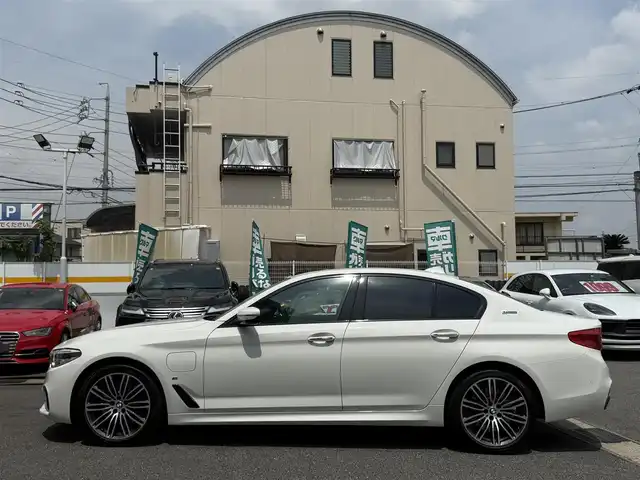 ＢＭＷ ５３０ｅ Mスポーツアイパフォーマンス 愛知県 2019(令1)年 4.8万km アルピンホワイトⅢ /禁煙車//R2-6年ディーラー記録簿//メーカーナビ//AM/FM/CD/DVD/USB/BT/フルセグ//Screem Mirroring//アラウンドビューモニター//ミラー一体型ETC//前後ドラレコ//インテリジェントセーフティ//車線逸脱警告//車線変更警告//側面衝突警告//速度警告//注意喚起アシスト//PDC//アクティブPDC緊急ブレーキ//交差点警告//ACC//速度リミッター//オートLEDライト//フォグランプ(F/R)//黒革シート//前席パワーシート//D席メモリシート//全席シートヒーター//前席ランバーサポート//本革巻きステアリング//ステアリングリモコン//パドルシフト//電動格納ウィンカーミラー//パワーバックドア//MT付きAT//電動パーキングブレーキ//AUTO HOLD//横滑り防止装置//eDRIVE//SPORT/COMFORT/ECO PROモード//プッシュスタート//スマートキー//スペアキー//純正フロアマット//保証書//取扱説明書