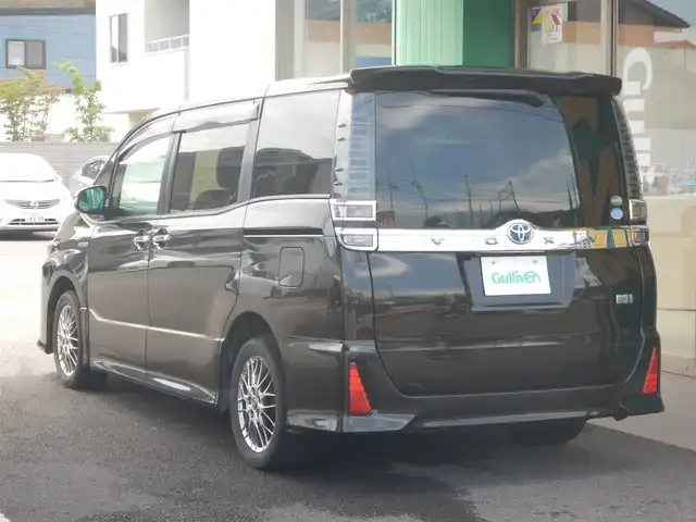 トヨタ ヴォクシー ハイブリッド ZS 煌 静岡県 2018(平30)年 4.5万km 黒 ワンオーナー/車体色：イナズマスパーキングブラックガラスフレーク/衝突軽減ブレーキ/車線逸脱警報/横滑り防止/純正メモリナビ/・NSZT-Y66T/・フルセグ/・DVD再生/・CD再生/・CD録音/・Bluetooth接続/バックカメラ/純正ドライブレコーダー/・DRT-H66A/純正フリップダウンモニター/・V12T-R66C/両側パワースライドドア/クルーズコントロール/ETC2.0/前席シートヒーター/本革巻ステアリング/パーソナルテーブル/USBポート×4/・前後2箇所ずつ/オートハイビーム/ウインカーミラー/オートリトラミラー/オールオートウインドウ/純正フロアマット/ドアバイザー/スマートキー×2/取扱説明書/新車保証書/記録簿/・新車1ヶ月点検、6ヶ月点検、12ヶ月点検、24ヶ月点検、R3、R5、R6
