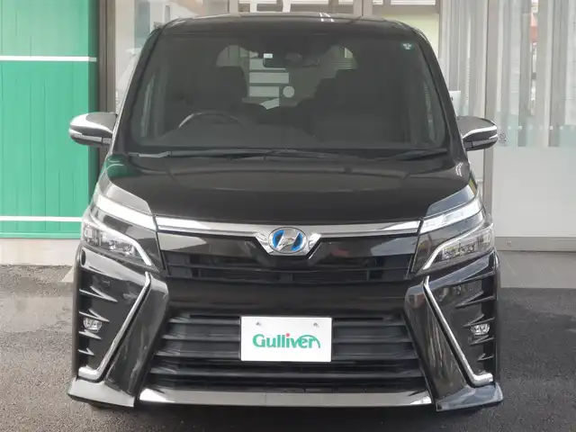 トヨタ ヴォクシー ハイブリッド ZS 煌 静岡県 2018(平30)年 4.5万km 黒 ワンオーナー/車体色：イナズマスパーキングブラックガラスフレーク/衝突軽減ブレーキ/車線逸脱警報/横滑り防止/純正メモリナビ/・NSZT-Y66T/・フルセグ/・DVD再生/・CD再生/・CD録音/・Bluetooth接続/バックカメラ/純正ドライブレコーダー/・DRT-H66A/純正フリップダウンモニター/・V12T-R66C/両側パワースライドドア/クルーズコントロール/ETC2.0/前席シートヒーター/本革巻ステアリング/パーソナルテーブル/USBポート×4/・前後2箇所ずつ/オートハイビーム/ウインカーミラー/オートリトラミラー/オールオートウインドウ/純正フロアマット/ドアバイザー/スマートキー×2/取扱説明書/新車保証書/記録簿/・新車1ヶ月点検、6ヶ月点検、12ヶ月点検、24ヶ月点検、R3、R5、R6