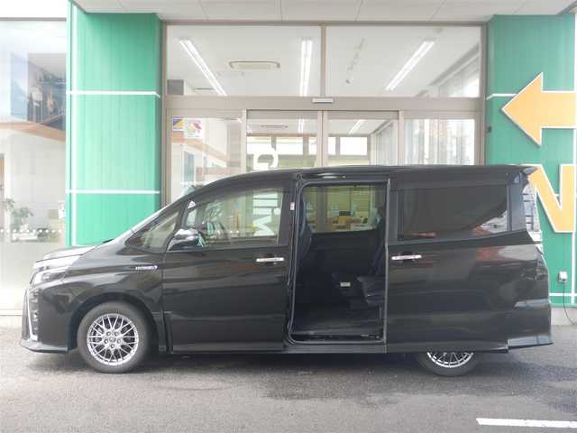 トヨタ ヴォクシー ハイブリッド ZS 煌 静岡県 2018(平30)年 4.5万km 黒 ワンオーナー/車体色：イナズマスパーキングブラックガラスフレーク/衝突軽減ブレーキ/車線逸脱警報/横滑り防止/純正メモリナビ/・NSZT-Y66T/・フルセグ/・DVD再生/・CD再生/・CD録音/・Bluetooth接続/バックカメラ/純正ドライブレコーダー/・DRT-H66A/純正フリップダウンモニター/・V12T-R66C/両側パワースライドドア/クルーズコントロール/ETC2.0/前席シートヒーター/本革巻ステアリング/パーソナルテーブル/USBポート×4/・前後2箇所ずつ/オートハイビーム/ウインカーミラー/オートリトラミラー/オールオートウインドウ/純正フロアマット/ドアバイザー/スマートキー×2/取扱説明書/新車保証書/記録簿/・新車1ヶ月点検、6ヶ月点検、12ヶ月点検、24ヶ月点検、R3、R5、R6