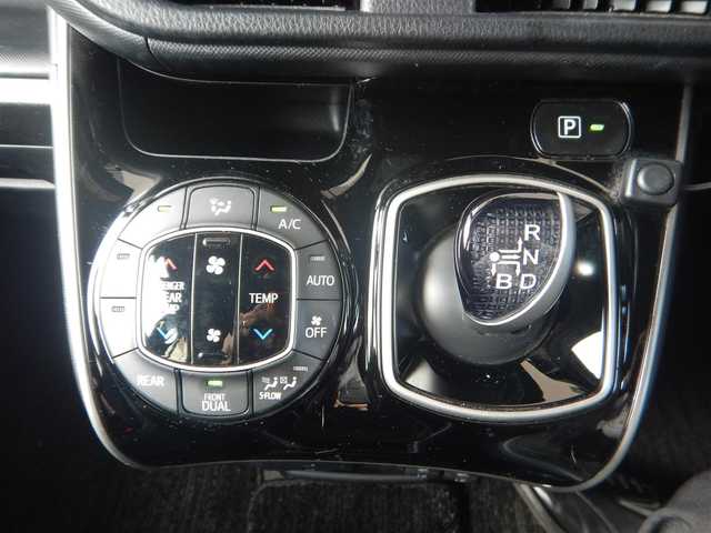 トヨタ ヴォクシー ハイブリッド ZS 煌 静岡県 2018(平30)年 4.5万km 黒 ワンオーナー/車体色：イナズマスパーキングブラックガラスフレーク/衝突軽減ブレーキ/車線逸脱警報/横滑り防止/純正メモリナビ/・NSZT-Y66T/・フルセグ/・DVD再生/・CD再生/・CD録音/・Bluetooth接続/バックカメラ/純正ドライブレコーダー/・DRT-H66A/純正フリップダウンモニター/・V12T-R66C/両側パワースライドドア/クルーズコントロール/ETC2.0/前席シートヒーター/本革巻ステアリング/パーソナルテーブル/USBポート×4/・前後2箇所ずつ/オートハイビーム/ウインカーミラー/オートリトラミラー/オールオートウインドウ/純正フロアマット/ドアバイザー/スマートキー×2/取扱説明書/新車保証書/記録簿/・新車1ヶ月点検、6ヶ月点検、12ヶ月点検、24ヶ月点検、R3、R5、R6