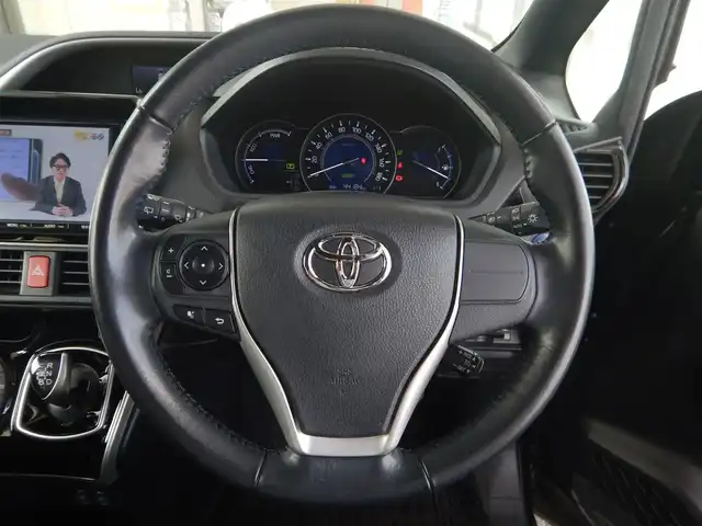 トヨタ ヴォクシー ハイブリッド ZS 煌 静岡県 2018(平30)年 4.5万km 黒 ワンオーナー/車体色：イナズマスパーキングブラックガラスフレーク/衝突軽減ブレーキ/車線逸脱警報/横滑り防止/純正メモリナビ/・NSZT-Y66T/・フルセグ/・DVD再生/・CD再生/・CD録音/・Bluetooth接続/バックカメラ/純正ドライブレコーダー/・DRT-H66A/純正フリップダウンモニター/・V12T-R66C/両側パワースライドドア/クルーズコントロール/ETC2.0/前席シートヒーター/本革巻ステアリング/パーソナルテーブル/USBポート×4/・前後2箇所ずつ/オートハイビーム/ウインカーミラー/オートリトラミラー/オールオートウインドウ/純正フロアマット/ドアバイザー/スマートキー×2/取扱説明書/新車保証書/記録簿/・新車1ヶ月点検、6ヶ月点検、12ヶ月点検、24ヶ月点検、R3、R5、R6