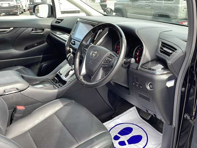 トヨタ アルファード S Cパッケージ 石川県 2020(令2)年 5.7万km ブラック メーカーディスプレイオーディオ/　（フルセグ・BT・USB・HDMI・AppleCarPlay）/純正フリップダウンモニター/バックカメラ/両側パワースライドドア/パワーシート（D席メモリーシート）/前席シートヒーター/前席ベンチレーションシート/オットマン/パワーバックドア/１００V電源/ウッドコンビステアリング/ステアリングスイッチ/ステアリングヒーター/レーダークルーズコントロール/後席サンシェード/ＬＥＤヘッドライト/ＬＥＤフォグランプ/オートライト・オートハイビーム/純正AW付サマータイヤ（235/50R18:2024年製６ｍｍ）