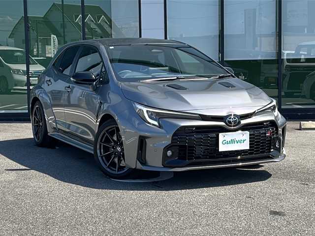 トヨタ ＧＲカローラ RZ 岐阜県 2024(令6)年 1.3万km グレー 登録時走行距離12208km/１０．５型ディスプレイオーディオ（ナビインストール済み）/スマートフォン連携/ヘッドアップディスプレイ/フルセグテレビ/バックカメラ/Blue tooth・USB入力端子/ビルトインETC2.0/フルエアロ/トヨタセーフティセンス/プリクラッシュセーフティ/ブラインドスポットモニター/EBD（電子制動力配分制御）付ABS＆ブレーキアシスト/LEDヘッドライト/オートマチックハイビーム/オートライト/LEDフォグランプ/コーナーセンサー前後/レーダークルーズコントロール/レーンキープアシスト/横滑り防止装置/盗難防止装置/エアバッグ運転席・助手席/カーテンエアバッグ/ハーフレザーシート/純正フロアマット/フルフラットシート/内装レッドステッチ/プッシュスタート/スマートキー/スペアキー1本/ターボ車/６MT/4WD/JBLプレミアムサウンド/カーボンルーフ