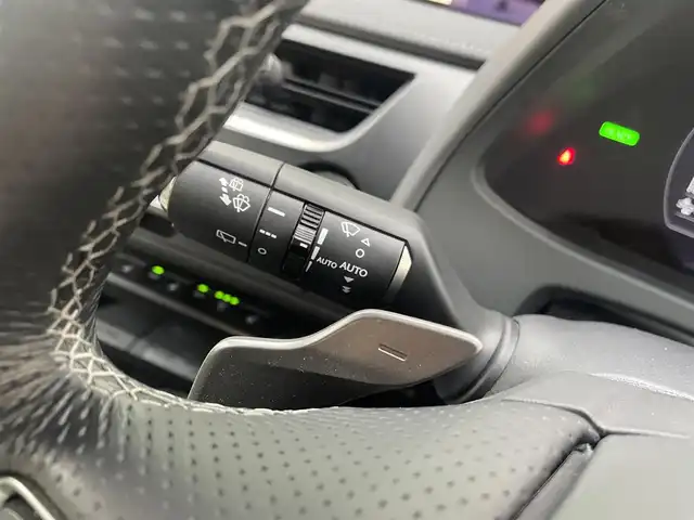レクサス ＵＸ 250h Fスポーツ 東京都 2020(令2)年 1.6万km ホワイトノーヴァガラスフレーク TRDエアロ/TRDスポーツマフラー/TRDルーフスポイラー/3眼LEDヘッドライト/シートヒーター/ベンチレーションシート/ステアリングヒーター/純正ナビ/パノラミックビューモニター/パドルシフト/パワーバックドア/レクサスセーフティシステム＋/プリクラッシュセーフティ/レーントレーシングアシスト/オートマチックハイビーム/アダプティブハイビームシステム/ブラインドスポットモニター