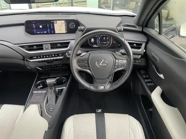 レクサス ＵＸ 250h Fスポーツ 東京都 2020(令2)年 1.6万km ホワイトノーヴァガラスフレーク TRDエアロ/TRDスポーツマフラー/TRDルーフスポイラー/3眼LEDヘッドライト/シートヒーター/ベンチレーションシート/ステアリングヒーター/純正ナビ/パノラミックビューモニター/パドルシフト/パワーバックドア/レクサスセーフティシステム＋/プリクラッシュセーフティ/レーントレーシングアシスト/オートマチックハイビーム/アダプティブハイビームシステム/ブラインドスポットモニター