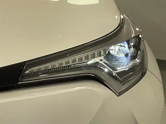 トヨタ Ｃ－ＨＲ G LEDエディション 愛知県 2018(平30)年 4.9万km ホワイトパールクリスタルシャイン ワンオーナー/純正ナビ(NSZT-W66T)/衝突軽減ブレーキ/レーダークルーズコントロール/シートヒーター/ドライブレコーダー/ＥＴＣ/ブラインドスポットモニター/クリアランスソナー/バックカメラ/レーンキープアシスト/純正フロアマット/オートハイビーム/ISOFIX