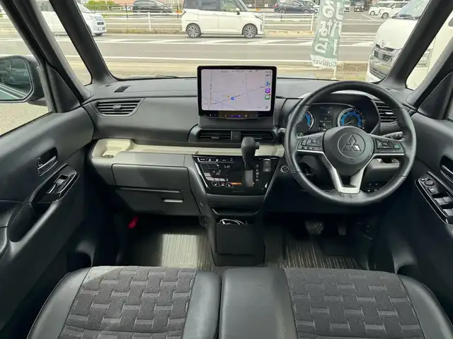 三菱 デリカミニ T プレミアム 滋賀県 2023(令5)年 0.9万km 緑Ⅱ ワンオーナー/アルパイン11インチディスプレイオーディオ/　AppleCarPlay Bluetooth アンドロイドオート HDMI/パノラミックビューモニター/デジタルインナーミラー/両側パワースライドドア/ルーフレール/純正15インチアルミ/TOYOタイヤオープンカントリーR/T ホワイトレター新品/e-Assist/前方衝突予測警報［PFCW］/標識認識システム［TSR］/先行車発進通知［LCDN］/高速道路 同一車線運転支援機能/　マイパイロット［MI-PILOT］/レーダークルーズコントロール［ACC］/　（全車速追従機能付）/車線維持支援機能［LKA］/電動パーキングブレーキ＆ブレーキオートホールド/キーレスオペレーションシステム＆エンジンスイッチ/エアコン（タッチパネル式フルオートエアコン）/リヤサーキュレーター（プラズマクラスター付）/リヤロールサンシェード/ウェルカムライト/純正フロアマット/純正ドアバイザー/スマートッキー×2/プッシュスタート/