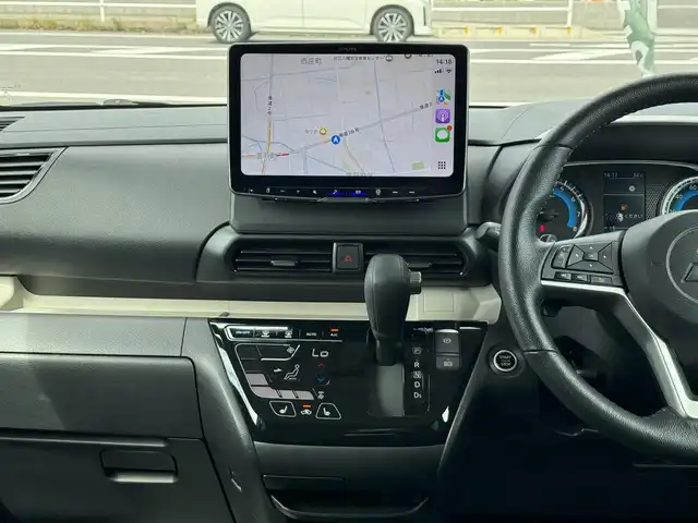 三菱 デリカミニ T プレミアム 滋賀県 2023(令5)年 0.9万km 緑Ⅱ ワンオーナー/アルパイン11インチディスプレイオーディオ/　AppleCarPlay Bluetooth アンドロイドオート HDMI/パノラミックビューモニター/デジタルインナーミラー/両側パワースライドドア/ルーフレール/純正15インチアルミ/TOYOタイヤオープンカントリーR/T ホワイトレター新品/e-Assist/前方衝突予測警報［PFCW］/標識認識システム［TSR］/先行車発進通知［LCDN］/高速道路 同一車線運転支援機能/　マイパイロット［MI-PILOT］/レーダークルーズコントロール［ACC］/　（全車速追従機能付）/車線維持支援機能［LKA］/電動パーキングブレーキ＆ブレーキオートホールド/キーレスオペレーションシステム＆エンジンスイッチ/エアコン（タッチパネル式フルオートエアコン）/リヤサーキュレーター（プラズマクラスター付）/リヤロールサンシェード/ウェルカムライト/純正フロアマット/純正ドアバイザー/スマートッキー×2/プッシュスタート/