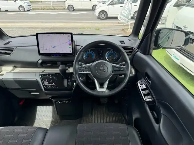 三菱 デリカミニ T プレミアム 滋賀県 2023(令5)年 0.9万km 緑Ⅱ ワンオーナー/アルパイン11インチディスプレイオーディオ/　AppleCarPlay Bluetooth アンドロイドオート HDMI/パノラミックビューモニター/デジタルインナーミラー/両側パワースライドドア/ルーフレール/純正15インチアルミ/TOYOタイヤオープンカントリーR/T ホワイトレター新品/e-Assist/前方衝突予測警報［PFCW］/標識認識システム［TSR］/先行車発進通知［LCDN］/高速道路 同一車線運転支援機能/　マイパイロット［MI-PILOT］/レーダークルーズコントロール［ACC］/　（全車速追従機能付）/車線維持支援機能［LKA］/電動パーキングブレーキ＆ブレーキオートホールド/キーレスオペレーションシステム＆エンジンスイッチ/エアコン（タッチパネル式フルオートエアコン）/リヤサーキュレーター（プラズマクラスター付）/リヤロールサンシェード/ウェルカムライト/純正フロアマット/純正ドアバイザー/スマートッキー×2/プッシュスタート/