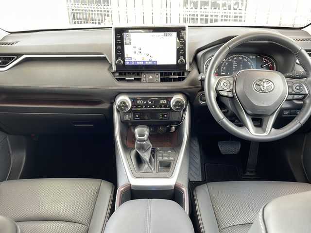 トヨタ ＲＡＶ４ G 京都府 2022(令4)年 2.6万km ホワイトパールクリスタルシャイン ワンオーナー/10.5インチ純正ディスプレイオーディオ/(コネクティッドナビ対応)/フルセグTV/FM/AM/Bluetooth/USB/パノラマムーンルーフ/ルーフレール/デジタルインナーミラー/前後ドラレコ/レーダー探知機/トヨタセーフティセンス/プリクラッシュセーフティ/レーントレーシングアシスト/レーダークルーズコントロール/オートマチックハイビーム/ロードサインアシスト/パーキングサポートブレーキ/ブラインドスポットモニター/パーキングサポートブレーキ/ドライブスタートコントロール/パノラミックビューモニター/緊急時操舵支援機能/低速時加速抑制機能/先行車発進告知機能/カーブ速度抑制機能/オートホールド/シートヒーター/シートベンチレーション/ステアリングヒーター/シートメモリー/オートドアミラー/ステアリングスイッチ/ウィンカーミラー/スペアタイヤ/取扱説明書/保証書/点検記録簿