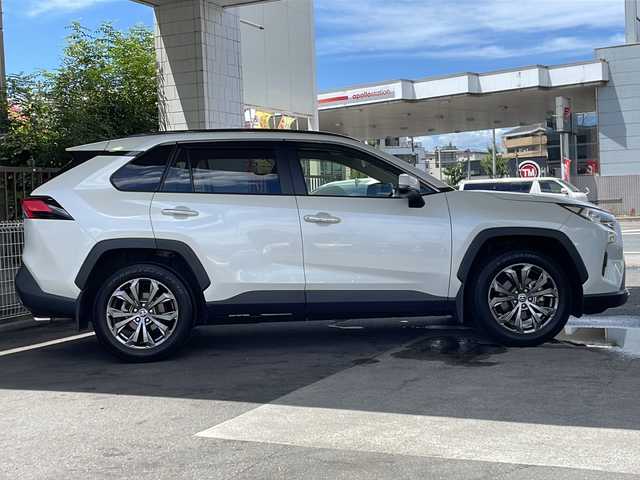 トヨタ ＲＡＶ４ G 京都府 2022(令4)年 2.6万km ホワイトパールクリスタルシャイン ワンオーナー/10.5インチ純正ディスプレイオーディオ/(コネクティッドナビ対応)/フルセグTV/FM/AM/Bluetooth/USB/パノラマムーンルーフ/ルーフレール/デジタルインナーミラー/前後ドラレコ/レーダー探知機/トヨタセーフティセンス/プリクラッシュセーフティ/レーントレーシングアシスト/レーダークルーズコントロール/オートマチックハイビーム/ロードサインアシスト/パーキングサポートブレーキ/ブラインドスポットモニター/パーキングサポートブレーキ/ドライブスタートコントロール/パノラミックビューモニター/緊急時操舵支援機能/低速時加速抑制機能/先行車発進告知機能/カーブ速度抑制機能/オートホールド/シートヒーター/シートベンチレーション/ステアリングヒーター/シートメモリー/オートドアミラー/ステアリングスイッチ/ウィンカーミラー/スペアタイヤ/取扱説明書/保証書/点検記録簿