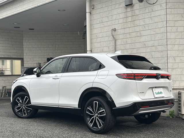 ホンダ ヴェゼル ハイブリッド e:HEV Z 神奈川県 2025(令7)年 0.4万km プラチナホワイトパール 登録時走行距離3752km/ワンオーナー/純正ナビ/【AppleCarPlay/AndroidAuto/BT/USB/TV】/全方位カメラ/置くだけ充電/レーダークルーズコントロール/前後コーナーセンサー/衝突軽減ブレーキ/先行車発信お知らせ/車線逸脱警報/レーンキープアシスト/ブラインドスポットモニター/ロードサインアシスト/電動リアゲート/電動パーキングブレーキ/オートブレーキホールド/ダウンヒルアシストコントロール/前後ドライブレコーダー/ビルトインETC2.0/ステアリングヒーター/前席シートヒーター/オートマチックハイビーム/LEDオートライト/ハーフレザーシート/横滑り防止装置/盗難防止装置/スペアキー×１/ISOFIX/新車時保証書/取扱説明書