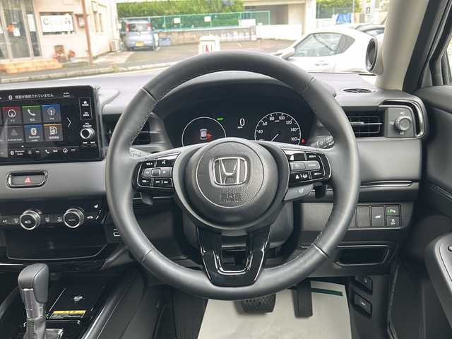 ホンダ ヴェゼル ハイブリッド e:HEV Z 神奈川県 2025(令7)年 0.4万km プラチナホワイトパール 登録時走行距離3752km/ワンオーナー/純正ナビ/【AppleCarPlay/AndroidAuto/BT/USB/TV】/全方位カメラ/置くだけ充電/レーダークルーズコントロール/前後コーナーセンサー/衝突軽減ブレーキ/先行車発信お知らせ/車線逸脱警報/レーンキープアシスト/ブラインドスポットモニター/ロードサインアシスト/電動リアゲート/電動パーキングブレーキ/オートブレーキホールド/ダウンヒルアシストコントロール/前後ドライブレコーダー/ビルトインETC2.0/ステアリングヒーター/前席シートヒーター/オートマチックハイビーム/LEDオートライト/ハーフレザーシート/横滑り防止装置/盗難防止装置/スペアキー×１/ISOFIX/新車時保証書/取扱説明書