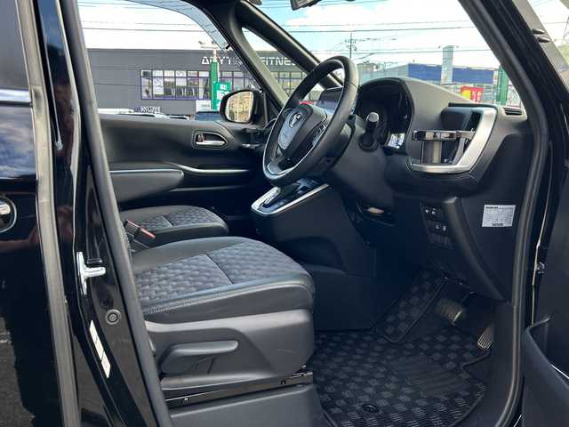 トヨタ ヴォクシー ハイブリッド S－Z 石川県 2022(令4)年 2.2万km アティチュードブラックマイカ SDナビ/Bluetooth/全方位カメラ/フルセグTV/ETC/ドライブレコーダー/シートヒーター/両側パワースライドドア/LEDヘッドライト/レーダークルーズコントロール/スマートキー/デジタルインナーミラー