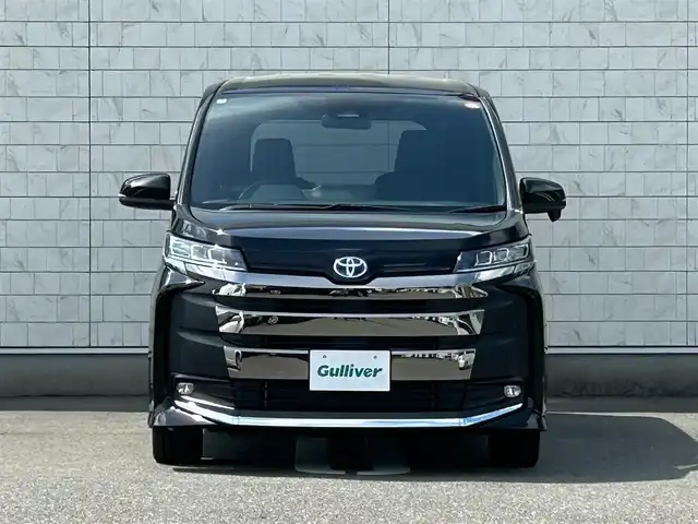 トヨタ ノア ハイブリッド S－Z 福岡県 2025(令7)年 0.1万km未満 アティチュードブラックマイカ 登録済未使用車快適利便パッケージHi純正10型メモリナビ(フルセグTV/CD/DVD/BT)バックモニタートヨタセーフティーコーナーセンサー両側パワスラレーダークルコンユニバーサルステップETC2.0シートヒーターハンドルヒーターブレーキホールドHDMIUSBポート1500W純正LEDヘッドライト純正17インチアルミホイールプッシュスタートスマートキー