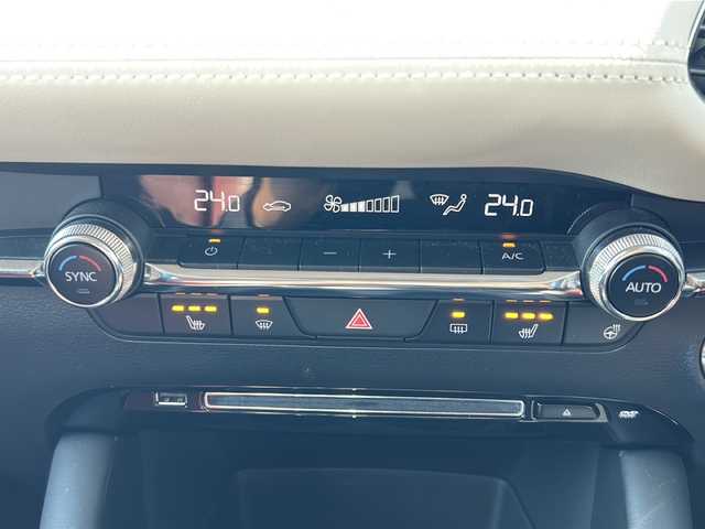 マツダ マツダ３セダン 20S 100周年特別記念車 山形県 2021(令3)年 0.9万km スノーフレイクホワイトパールマイカ ワンオーナー/4WD/BSM/レーダークルーズコントロール/レーンキープアシスト/BOSEサウンドシステム/前後コーナーセンサー/純正ナビ/（Bluetooth/CD/DVD/フルセグ)/全方位カメラ/LEDオートライト/オートマチックハイビーム/レザーシート/DN席シートヒーター/D席パワーシート/シートメモリ/前後純正ドライブレコーダー/ステアリングスイッチ/ステアリングヒーター/電動パーキングブレーキ/オートブレーキホールド/ETC/純正AW/純正フロアマット/電動格納ウィンカーミラー/スマートキー×2　/エンジンスターター/ドアバイザー