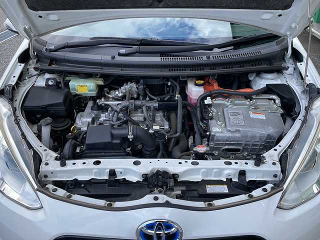 トヨタ アクア 岐阜県 2017(平29)年 8.7万km ライムホワイトパールクリスタルシャイン 禁煙車/AM/FM/CD/純正ナビ/レーンキープアシスト/衝突軽減ブレーキ/ドライブレコーダー/ビルトインETC/Wエアバッグ/純正フロアマット/純正アルミホイール/ヘッドライトレベライザー/オートライト/オートハイビーム/電動格納ミラー/スマートキー/スペアキー