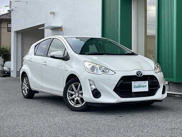 トヨタ アクア 岐阜県 2017(平29)年 8.7万km ライムホワイトパールクリスタルシャイン 禁煙車/AM/FM/CD/純正ナビ/レーンキープアシスト/衝突軽減ブレーキ/ドライブレコーダー/ビルトインETC/Wエアバッグ/純正フロアマット/純正アルミホイール/ヘッドライトレベライザー/オートライト/オートハイビーム/電動格納ミラー/スマートキー/スペアキー