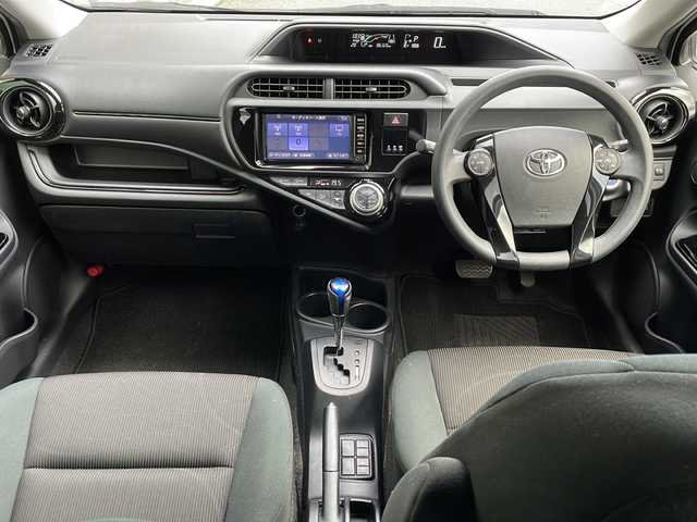 トヨタ アクア 岐阜県 2017(平29)年 8.7万km ライムホワイトパールクリスタルシャイン 禁煙車/AM/FM/CD/純正ナビ/レーンキープアシスト/衝突軽減ブレーキ/ドライブレコーダー/ビルトインETC/Wエアバッグ/純正フロアマット/純正アルミホイール/ヘッドライトレベライザー/オートライト/オートハイビーム/電動格納ミラー/スマートキー/スペアキー