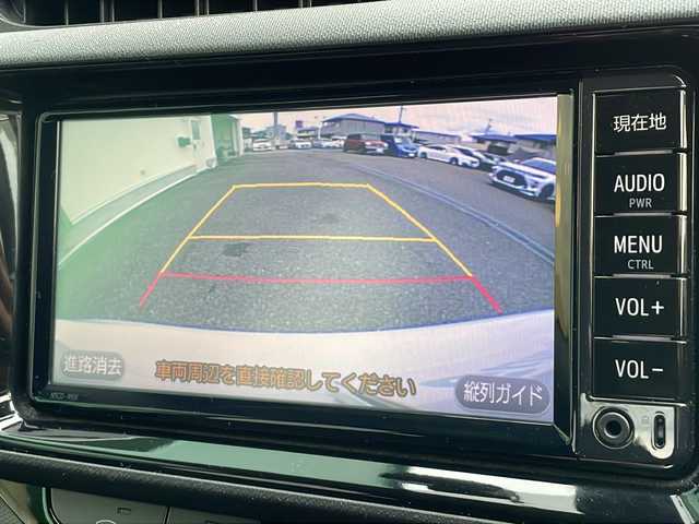 トヨタ アクア 岐阜県 2017(平29)年 8.7万km ライムホワイトパールクリスタルシャイン 禁煙車/AM/FM/CD/純正ナビ/レーンキープアシスト/衝突軽減ブレーキ/ドライブレコーダー/ビルトインETC/Wエアバッグ/純正フロアマット/純正アルミホイール/ヘッドライトレベライザー/オートライト/オートハイビーム/電動格納ミラー/スマートキー/スペアキー