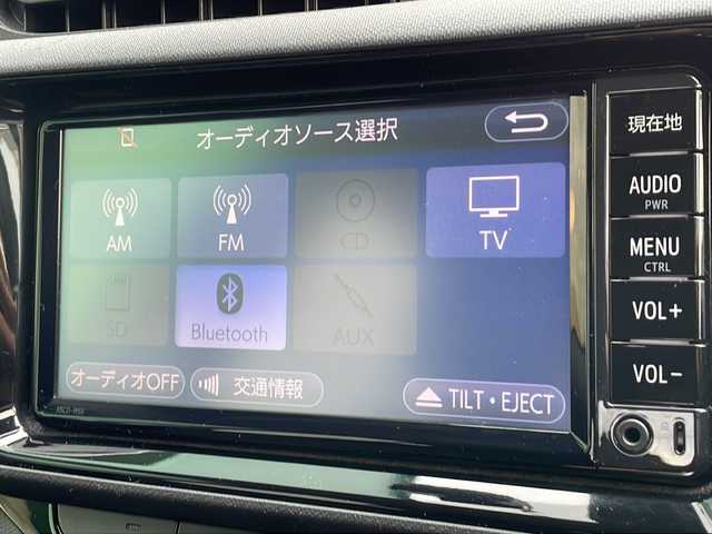 トヨタ アクア 岐阜県 2017(平29)年 8.7万km ライムホワイトパールクリスタルシャイン 禁煙車/AM/FM/CD/純正ナビ/レーンキープアシスト/衝突軽減ブレーキ/ドライブレコーダー/ビルトインETC/Wエアバッグ/純正フロアマット/純正アルミホイール/ヘッドライトレベライザー/オートライト/オートハイビーム/電動格納ミラー/スマートキー/スペアキー