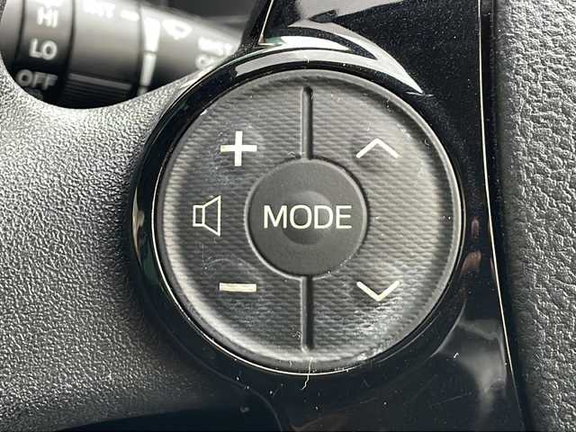 トヨタ アクア 岐阜県 2017(平29)年 8.7万km ライムホワイトパールクリスタルシャイン 禁煙車/AM/FM/CD/純正ナビ/レーンキープアシスト/衝突軽減ブレーキ/ドライブレコーダー/ビルトインETC/Wエアバッグ/純正フロアマット/純正アルミホイール/ヘッドライトレベライザー/オートライト/オートハイビーム/電動格納ミラー/スマートキー/スペアキー