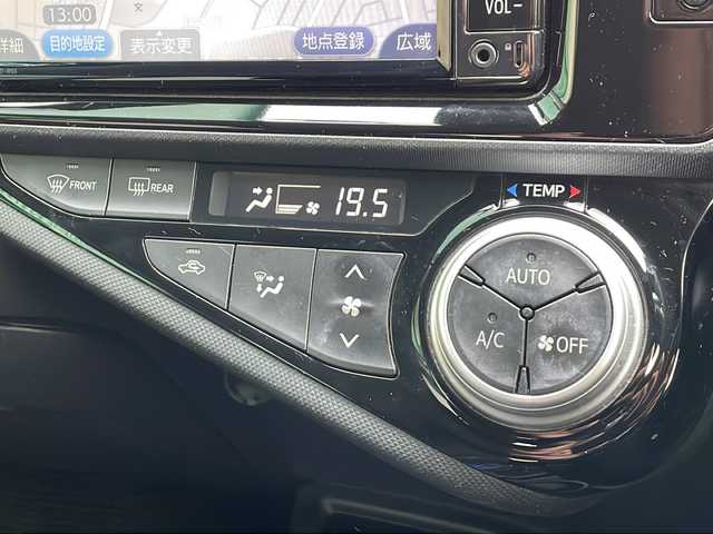 トヨタ アクア 岐阜県 2017(平29)年 8.7万km ライムホワイトパールクリスタルシャイン 禁煙車/AM/FM/CD/純正ナビ/レーンキープアシスト/衝突軽減ブレーキ/ドライブレコーダー/ビルトインETC/Wエアバッグ/純正フロアマット/純正アルミホイール/ヘッドライトレベライザー/オートライト/オートハイビーム/電動格納ミラー/スマートキー/スペアキー