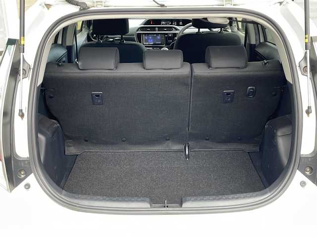 トヨタ アクア 岐阜県 2017(平29)年 8.7万km ライムホワイトパールクリスタルシャイン 禁煙車/AM/FM/CD/純正ナビ/レーンキープアシスト/衝突軽減ブレーキ/ドライブレコーダー/ビルトインETC/Wエアバッグ/純正フロアマット/純正アルミホイール/ヘッドライトレベライザー/オートライト/オートハイビーム/電動格納ミラー/スマートキー/スペアキー